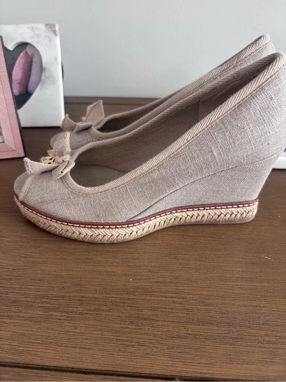 Tory Burch Neutral Beige Peep-Toe Bow Wedge Heels